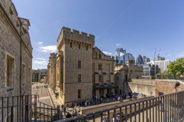Londra, Birleşik Krallık - 17 Mayıs 2025: Londra Kulesi 'ndeki ortaçağ mimarisi ve modern gökdelenlerin manzarası