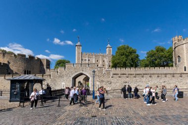 Londra, Birleşik Krallık - 17 Mayıs 2025: Londra Kulesi 'nin tarihi çıkış kapısı ve ortaçağ duvarları