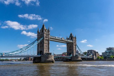 Londra, Birleşik Krallık - 17 Mayıs 2025: Londra 'da Thames Nehri' ni geçen ikonik Kule Köprüsü