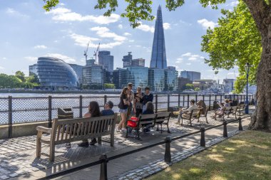 Londra, Birleşik Krallık - 17 Mayıs 2025: Londra 'daki finans bölgesine bakan insanlarla rıhtım gezisi