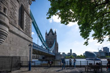 Londra, Birleşik Krallık - 17 Mayıs 2025: İnsanlar Tower Bridge 'in mimarisine hayran kaldılar ve fotoğraf çektiler