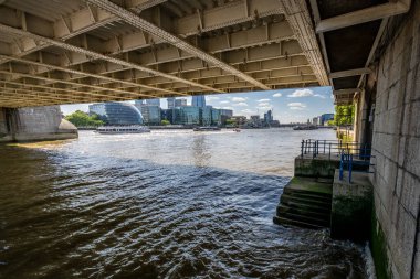 Londra, Birleşik Krallık - 17 Mayıs 2025: Tower Bridge altındaki çelik kirişlerin mimari ayrıntıları
