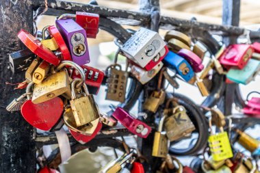 Londra, Birleşik Krallık - 17 Mayıs 2025: Tower Bridge 'in altındaki renkli aşk kilitlerinin ayrıntılı görünümü