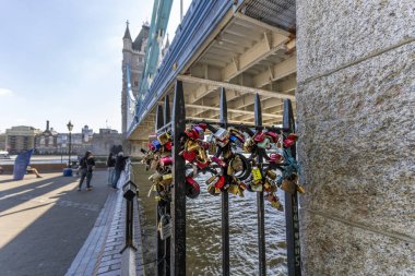 Londra, Birleşik Krallık - 17 Mayıs 2025: Thames 'in kuzey kıyısından Tower Bridge perspektifi