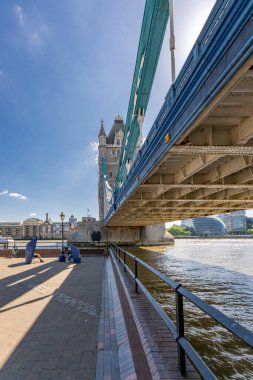 Londra, Birleşik Krallık - 17 Mayıs 2025: Tower Bridge 'in altındaki Thames nehrinin manzarası