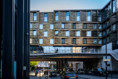 Londra, Birleşik Krallık - 17 Mayıs 2025: Kraliçe Victoria Caddesi ve Senatör Binası