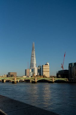 Londra, Birleşik Krallık - 17 Mayıs 2025: Çömlek ve Southwark Köprüsü 'nün yer aldığı Londra şehir silüeti