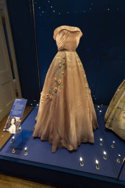 Londra, Birleşik Krallık - 18 Mayıs 2025: Prenses Margaret şeftalili gece elbisesi Norman Hartnell tarafından 1953 yılında tasarlandı