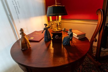 Kensington Sarayı 'nda dekoratif kadın figürleri olan küçük ahşap masa.