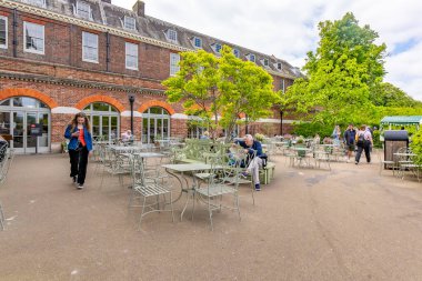 Londra, Birleşik Krallık - 18 Mayıs 2025: Palace Cafe 'nin dış görünümü