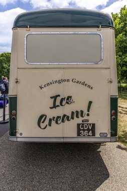 Londra, Birleşik Krallık - 18 Mayıs 2025: Geleneksel bir dondurma kamyonunun arkası