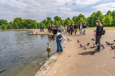 Londra, Birleşik Krallık - 18 Mayıs 2025: Kensington ve Chelsea 'deki The Round Pond civarında yürüyen insanlar