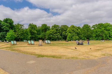 Londra, Birleşik Krallık - 18 Mayıs 2025: Tarihi Kensington Sarayı yakınlarında halka açık yeşil manzaralı