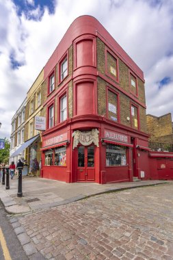 Londra, Birleşik Krallık - 18 Mayıs 2025: Notting Hill 'deki Alices antika dükkanının ünlü kırmızı cephesi