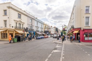 Londra, Birleşik Krallık - 18 Mayıs 2025: Kensington ve Chelsea 'deki karakteristik Londra mimari ve dükkanları