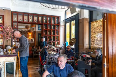 Londra, Birleşik Krallık - 18 Mayıs 2025: Portobello Yolu 'ndaki Ukai Japon restoranının modern iç mimarisi