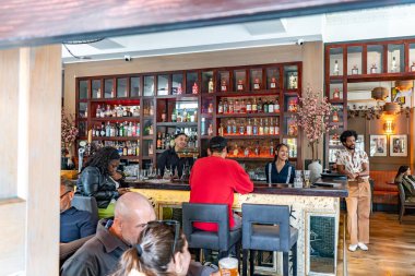 Londra, Birleşik Krallık - 18 Mayıs 2025: Portobello Yolu 'ndaki Ukai Japon restoranının modern iç mimarisi