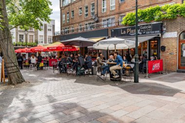 Londra, Birleşik Krallık - 18 Mayıs 2025: Vibrant Caddesi Portobello ve Tavistock Yolu kavşağında