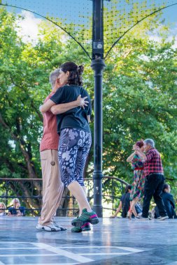 Buenos Aires, Arjantin - 18 Ocak 2026: Barrancas de Belgrano 'da bir açık hava dersinde insanlar tango yapıyor