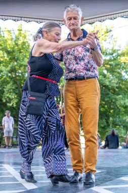 Buenos Aires, Arjantin - 18 Ocak 2026: Barrancas de Belgrano 'da bir açık hava dersinde insanlar tango yapıyor