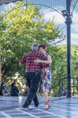 Buenos Aires, Arjantin - 18 Ocak 2026: Barrancas de Belgrano 'da bir açık hava dersinde insanlar tango yapıyor