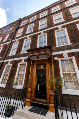 Londra, Birleşik Krallık - 19 Mayıs 2025: 25 numaralı Kraliçe Annes Kapısı 'ndaki tarihi Gürcü kapısı