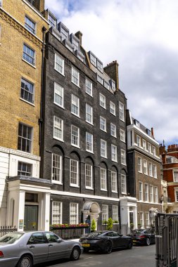 Londra, Birleşik Krallık - 19 Mayıs 2025: Westminster 'daki Old Queen Caddesi' ndeki tarihi Gürcü konakları