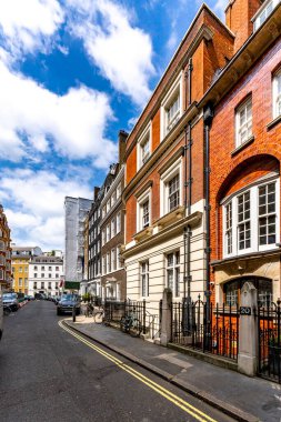 Londra, Birleşik Krallık - 19 Mayıs 2025: Eski Kraliçe Caddesi 'nin mimari çeşitliliğini gösteren tarihi kent manzarası