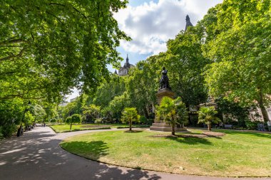 Londra, Birleşik Krallık - 19 Mayıs 2025: Whitehall Court 'ta tarihi park ve Viktorya dönemi mimarisi