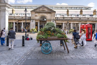 Londra, Birleşik Krallık - 19 Mayıs 2025: Covent Garden Market 'in girişinde geleneksel çiçek arabası