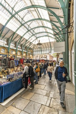 Londra, Birleşik Krallık - 19 Mayıs 2025: Covent Garden 'daki Apple Market' in İçi