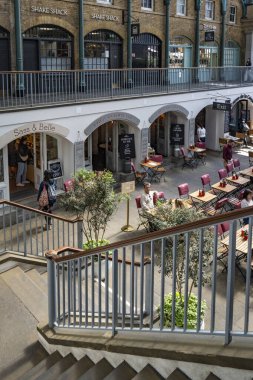 Londra, Birleşik Krallık - 19 Mayıs 2025: Covent Garden Market 'teki avlunun mimari perspektifi