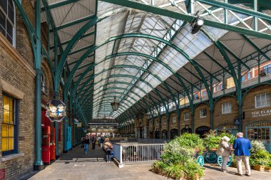 Londra, İngiltere - 19 Mayıs 2025: Covent Garden Market 'in iç galerisi