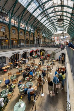 Londra, Birleşik Krallık - 19 Mayıs 2025: Covent Garden 'daki The Wine Place' de yemek yiyen insanlar