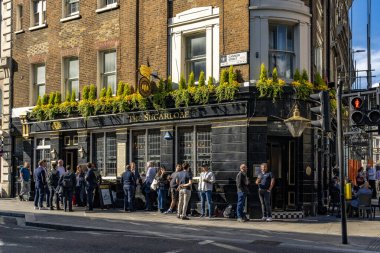 Londra, Birleşik Krallık - 19 Mayıs 2025: İnsanlar Sugar Loaf barının dışında sosyalleşiyor