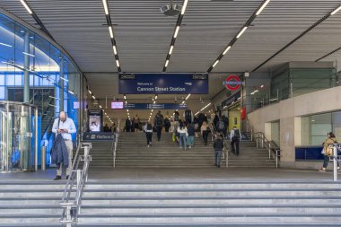 Londra, Birleşik Krallık - 19 Mayıs 2025: Cannon Caddesi 'ndeki ana salon ve merdivenler