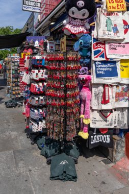 Londra, Birleşik Krallık - 20 Mayıs 2025: Camden High Caddesi 'ndeki bir dükkanda turist hediyelik eşya sergisi
