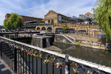 Londra, Birleşik Krallık - 20 Mayıs 2025: Camden Lock 'ta tarihi su yolu ve endüstriyel mimari