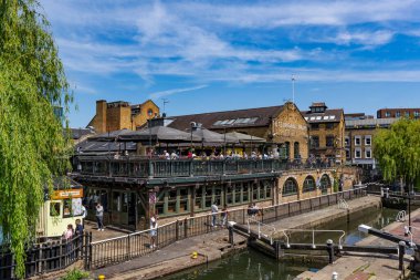 Londra, Birleşik Krallık - 20 Mayıs 2025: Camden 'deki kanal kilitleri ve tuğla binaların manzarası