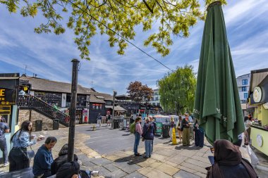 Londra, Birleşik Krallık - 20 Mayıs 2025: Kanal tarafında perakende ve Camden Lock pazarında tekne gezileri