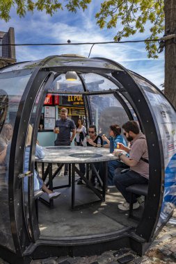 Londra, Birleşik Krallık - 20 Mayıs 2025: Camden Lock 'ta yenilikçi restoran