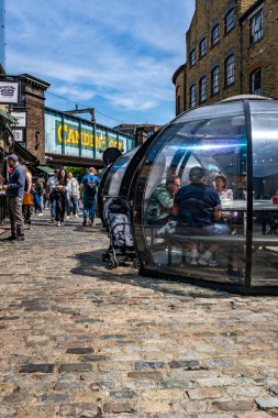 Londra, Birleşik Krallık - 20 Mayıs 2025: Camden Lock Market 'te şeffaf yemek bölmesi