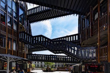 Londra, Birleşik Krallık - 20 Mayıs 2025: Geometrik metal merdivenler ve Hawley Rıhtımı 'nda ahşap cepheler