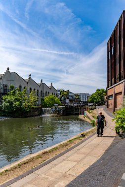 Londra, Birleşik Krallık - 20 Mayıs 2025: Camden Lock yakınlarındaki kanalda yürüyen yayalar