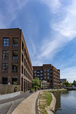 Londra, Birleşik Krallık - 20 Mayıs 2025: Şelaleli ve tarihi sanayi binalı kral naibi kanalı