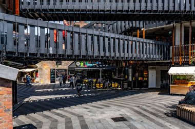 Londra, Birleşik Krallık - 20 Mayıs 2025: Hawley Rıhtımında geometrik metal merdivenler