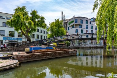 Londra, Birleşik Krallık - 20 Mayıs 2025: Regent kanalında tarihi mavnalar ve yaya köprüsü