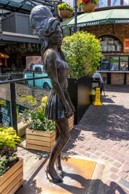 Londra, Birleşik Krallık - 20 Mayıs 2025: Camden Market 'te Scott Eaton' ın Amy Winehouse heykeli