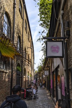 Londra, Birleşik Krallık - 20 Mayıs 2025: Camden Market 'teki gıda mahkemesi sokağı