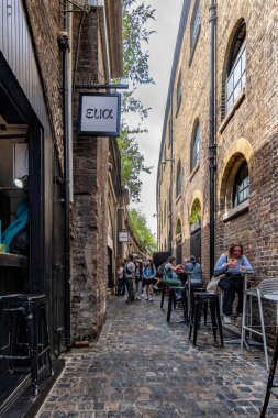 Londra, Birleşik Krallık - 20 Mayıs 2025: Hawley Rıhtımı 'nda sokak yiyecekleri satan yaya geçidi